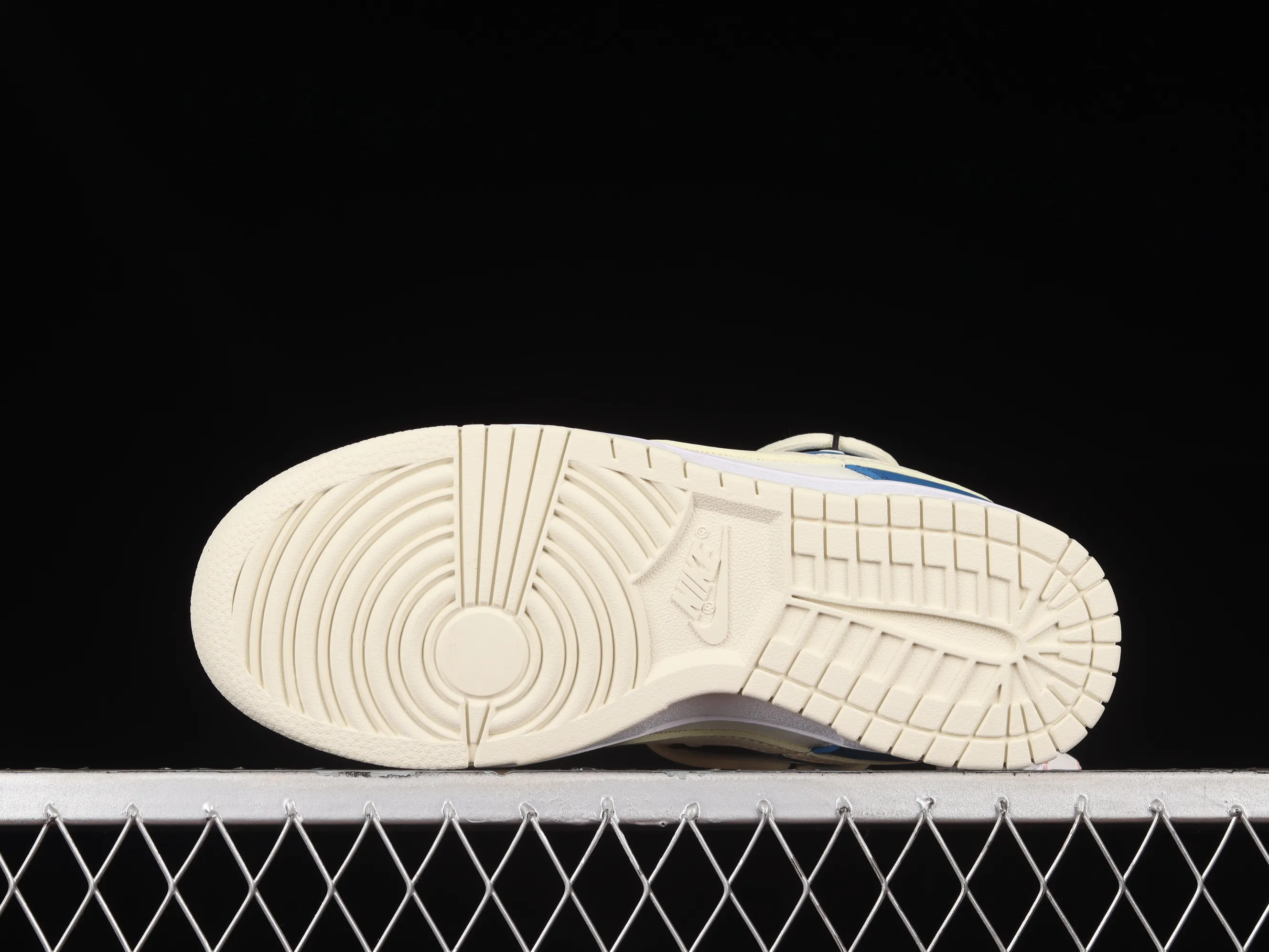 All categories Nk SB Dunk series Nk SB Dunk Low Low-top sneakers Nk Dunk Low Black, white and blue color matching Customized version of deconstructed strap casual sneakers DJ6188-100